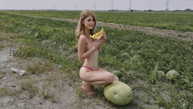 Hotgirl xinh đẹp mặc bikini hái dưa làm dân tình xôn xao - 1