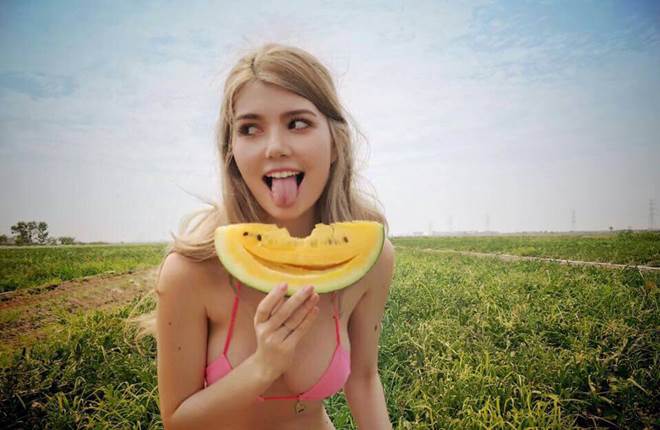 Hotgirl xinh đẹp mặc bikini hái dưa làm dân tình xôn xao - 2