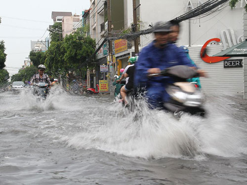 Mưa như trút nước ngày cuối tuần, đường phố lại ngập Mưa như trút nước ngày cuối tuần, đường phố lại ngập