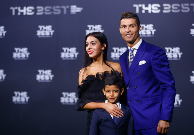 Ronaldo gần kỷ lục lịch sử, bí mật đón con sinh đôi Ronaldo gần kỷ lục lịch sử, bí mật đón con sinh đôi
