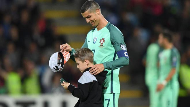 Ronaldo giấu con sinh đôi vài năm, trọn đời không cưới vợ? Ronaldo giấu con sinh đôi vài năm, trọn đời không cưới vợ?