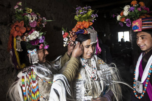 Bí ẩn về bộ tộc thoải mái đổi vợ sống trên dãy Himalayas - 1