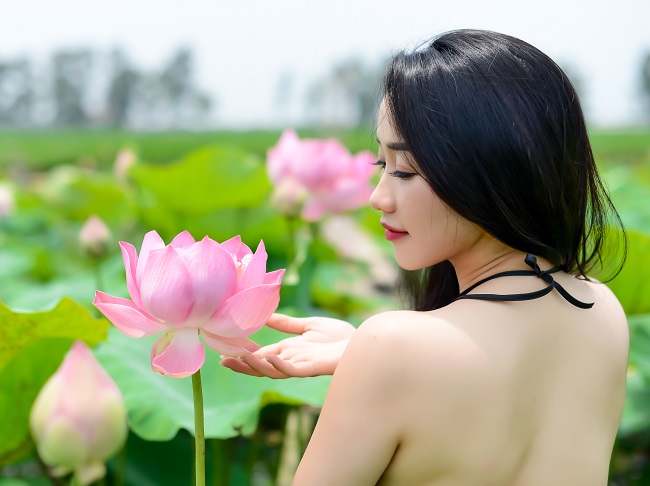 Chị em diện yếm khoe lưng nõn, vai nuột nơi "thiên đường hạ giới" - 1