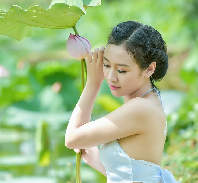 Chị em diện yếm khoe lưng nõn, vai nuột nơi "thiên đường hạ giới" - 4
