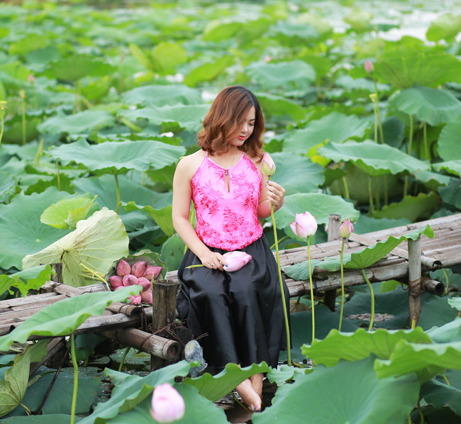 Chị em diện yếm khoe lưng nõn, vai nuột nơi "thiên đường hạ giới" - 5