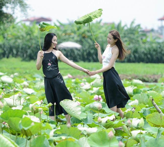 Chị em diện yếm khoe lưng nõn, vai nuột nơi "thiên đường hạ giới" - 7