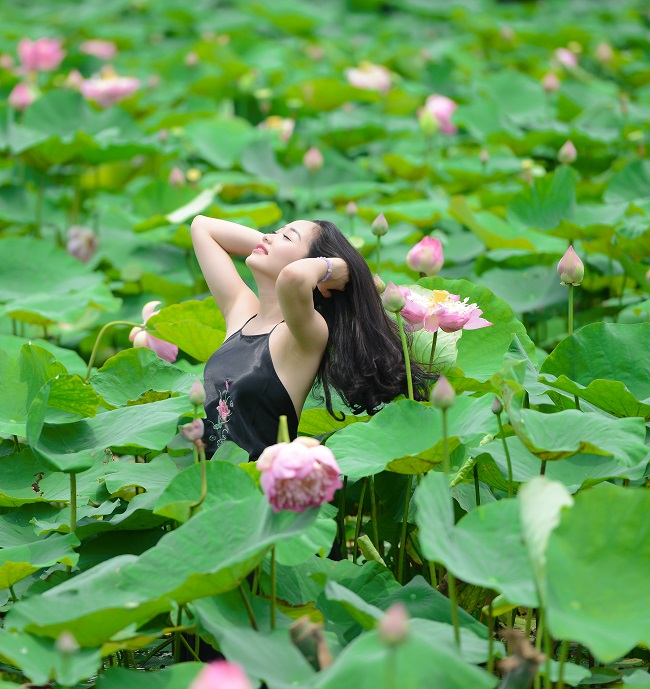 Chị em diện yếm khoe lưng nõn, vai nuột nơi "thiên đường hạ giới" - 9