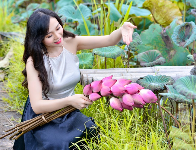 Chị em diện yếm khoe lưng nõn, vai nuột nơi "thiên đường hạ giới" - 6