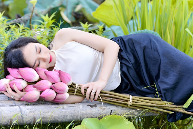 Chị em diện yếm khoe lưng nõn, vai nuột nơi "thiên đường hạ giới" - 10