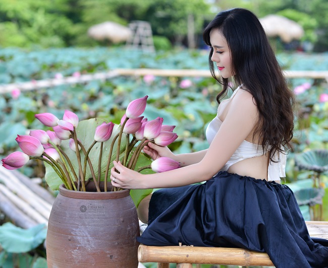 Chị em diện yếm khoe lưng nõn, vai nuột nơi "thiên đường hạ giới" - 11