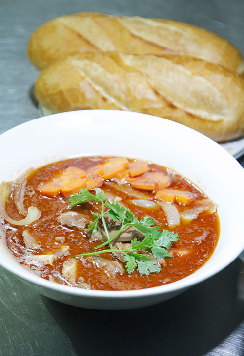 Chuyện chưa kề về lưỡi heo sốt pate 30 tuổi giữa lòng Sài Gòn - 2