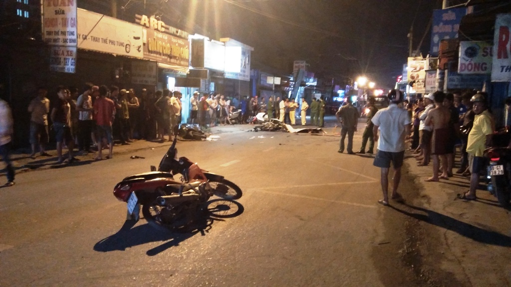 Xe máy văng tứ tung trên đường, 6 người thương vong Xe máy văng tứ tung trên đường, 6 người thương vong