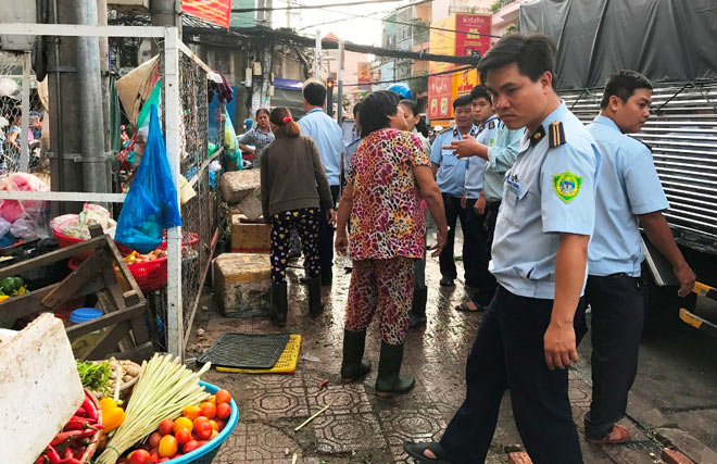 TP.HCM: Phó chủ tịch phường bị tấn công khi “dẹp loạn” vỉa hè TP.HCM: Phó chủ tịch phường bị tấn công khi “dẹp loạn” vỉa hè