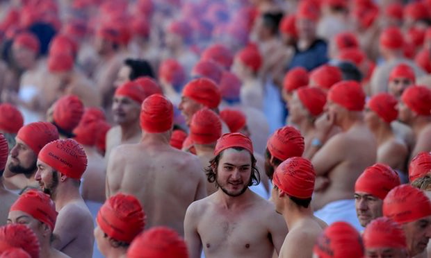 Úc: Tổ chức bơi khỏa thân, không ngờ nghìn người ùn ùn đến - 1