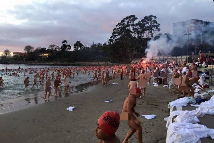 Úc: Tổ chức bơi khỏa thân, không ngờ nghìn người ùn ùn đến - 2