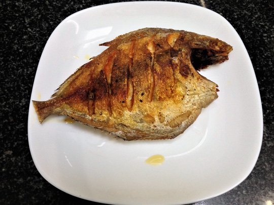 Bữa tối giản dị với cá chim muối chiên giòn - 1