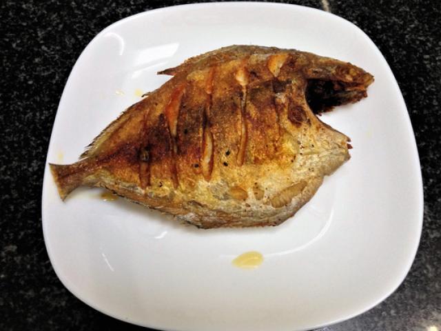 Bữa tối giản dị với cá chim muối chiên giòn
