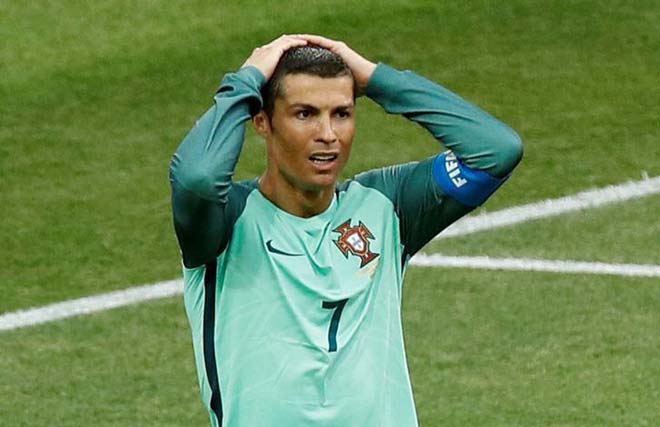 Ronaldo “trốn” phóng viên, nguyện đóng thuế ở lại Real Ronaldo “trốn” phóng viên, nguyện đóng thuế ở lại Real