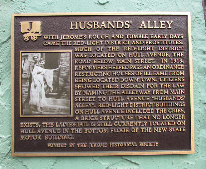 Gai người khám phá bí ẩn thị trấn ma ở miền Tây nước Mỹ - 9