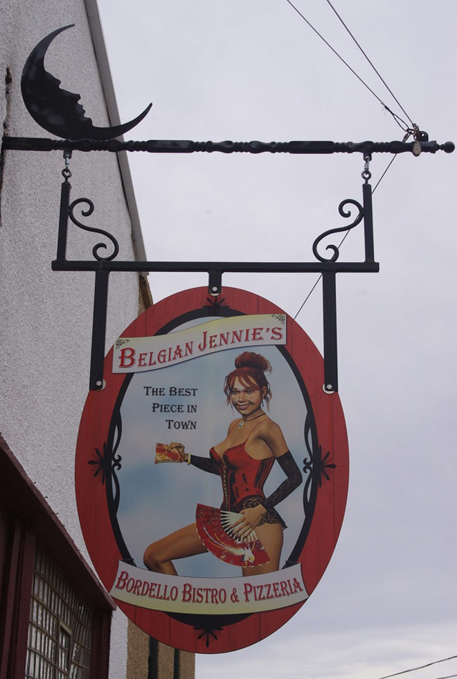 Gai người khám phá bí ẩn thị trấn ma ở miền Tây nước Mỹ - 13