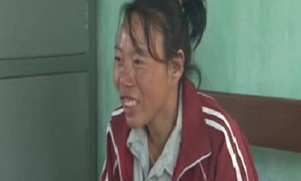 Phương Nga và Thùy Dung cười tươi khi rời trại tạm giam Phương Nga và Thùy Dung cười tươi khi rời trại tạm giam