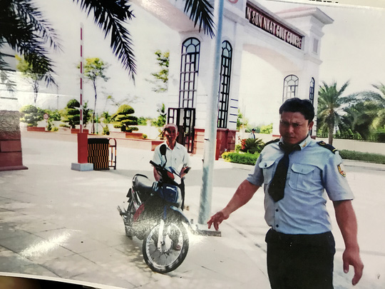 Cử tri nhập vai xe ôm vào sân golf Tân Sơn Nhất tìm chứng cứ - 2