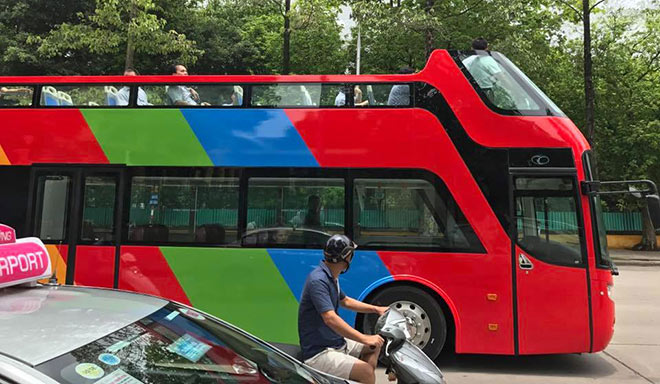 Xe buýt mui trần bất ngờ xuất hiện trên phố Hà Nội - 2