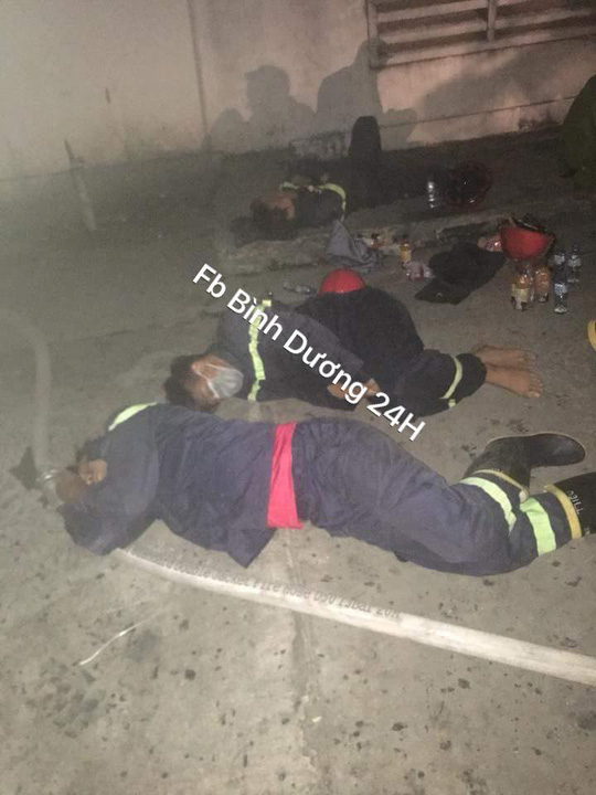 Lính cứu hỏa kiệt sức, ngủ tại hiện trường vụ cháy ở Bình Dương - 2