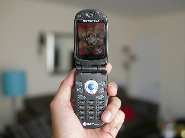 Điện thoại cổ hóa thân trong thiết kế hiện đại Motorola MPx200 Điện thoại cổ hóa thân trong thiết kế hiện đại Motorola MPx200