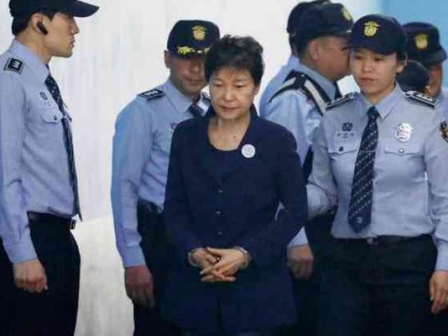Nữ tổng thống đầu tiên của HQ Park Geun-hye bị tuyên 24 năm tù