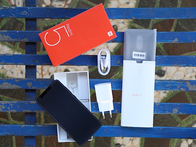 "Đập hộp" chiếc smartphone tràn viền màn hình có giá rẻ nhất hiện nay