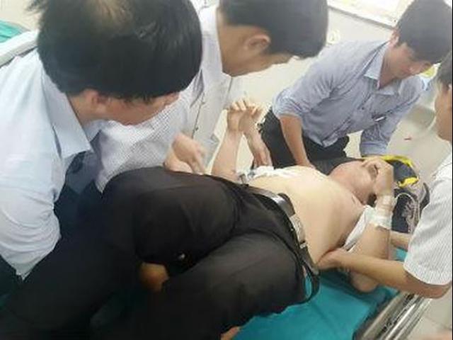 Vụ nam sinh đâm thấu bụng thầy: Cái tát gây nên chuyện?