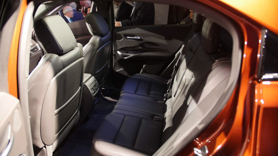 Cadillac CT4 mới ra mắt, tuyên chiến với Lexus UX, BMW X2 - 6