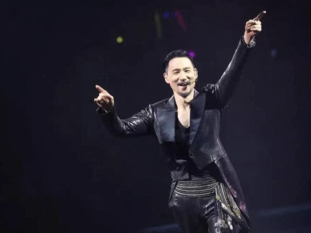 Tội phạm đang chui lủi bị bắt khi đi xem liveshow của thần tượng