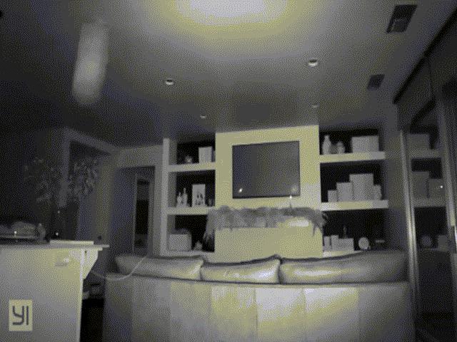 Đặt camera trong phòng, phát hiện điều đáng sợ giữa đêm Đặt camera trong phòng, phát hiện điều đáng sợ giữa đêm