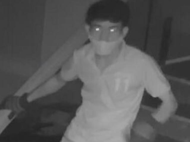 Mở camera giật bắn người thấy trộm mắt như đèn pha