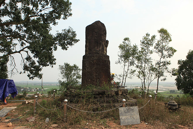 Bí ẩn cột đá khổng lồ khắc rồng trên núi ở Bắc Ninh - 4