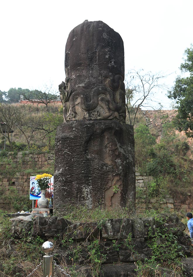 Bí ẩn cột đá khổng lồ khắc rồng trên núi ở Bắc Ninh - 6