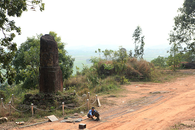 Bí ẩn cột đá khổng lồ khắc rồng trên núi ở Bắc Ninh - 11