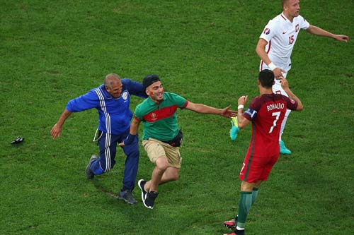 Ronaldo lén xem sút penalty, né đòn ôm của fan cuồng - 3
