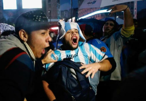 Dân Argentina đội mưa kêu gọi Messi quay lại tuyển - 4