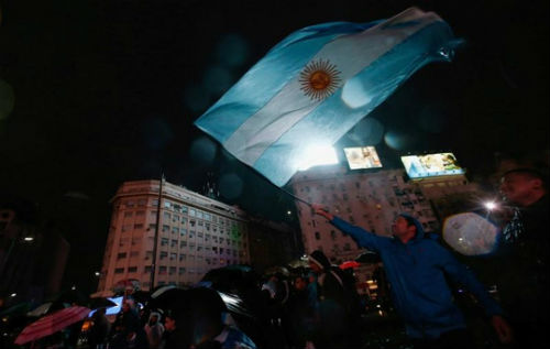 Dân Argentina đội mưa kêu gọi Messi quay lại tuyển - 5