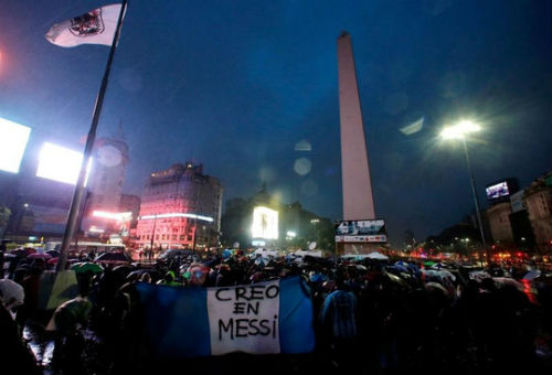 Dân Argentina đội mưa kêu gọi Messi quay lại tuyển - 2