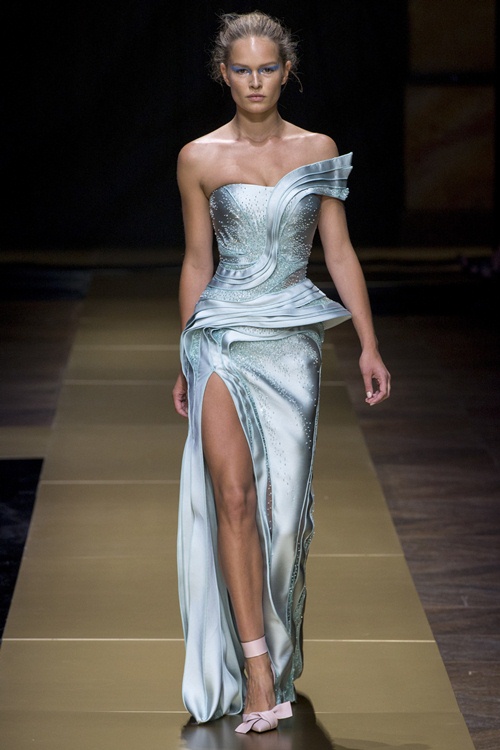 Irina Shayk siêu quyến rũ trong thiết kế của Versace - 14