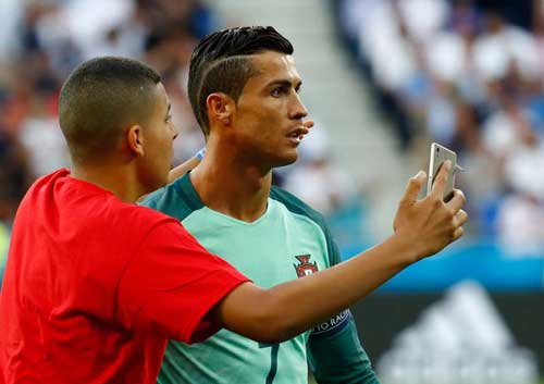 Chùm ảnh: Nụ cười Ronaldo, “nước mắt” Bale Chùm ảnh: Nụ cười Ronaldo, “nước mắt” Bale