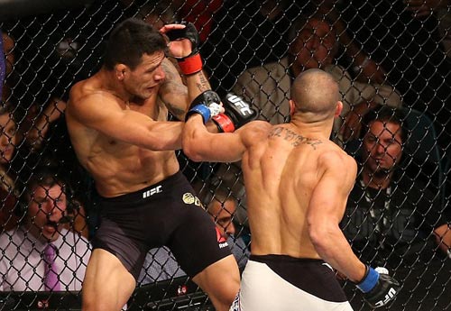 UFC: Tung đòn 'đầu gối bay' hạ ngay nhà vô địch - 1