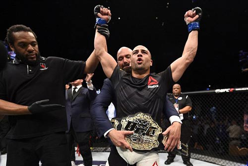 UFC: Tung đòn 'đầu gối bay' hạ ngay nhà vô địch - 2