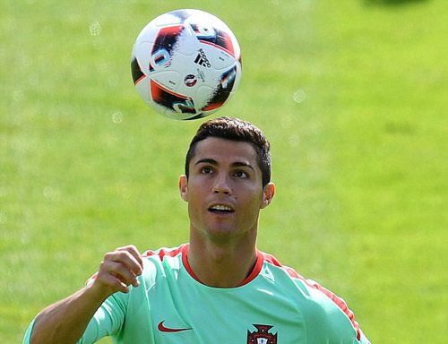 Chờ đấu Pháp: Ronaldo diễn với bóng, khoe cơ đùi - 4