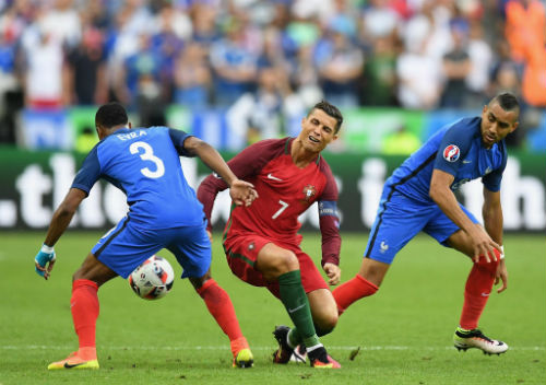 Bị "chém" & rời sân: Ronaldo bật khóc vì đau đớn Bị "chém" & rời sân: Ronaldo bật khóc vì đau đớn