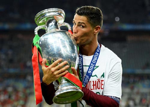 Ronaldo là Cầu thủ xuất sắc nhất lịch sử Euro Ronaldo là Cầu thủ xuất sắc nhất lịch sử Euro